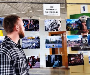 “Рік боротьби за свободу”: у Запоріжжі відкрилась виставка про життя людей біля фронту (ФОТО)