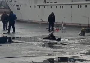 “Давай быстрее!”: в Запорожье рыбаки провалились под лед (ВИДЕО)