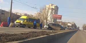 У Запоріжжі зіткнулися маршрутка і мікроавтобус: виник великий затор у центрі міста (ФОТО)