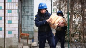 Бійці ДСНС в Оріхові продовжують допомагати цивільним: ВІДЕО їхньої роботи