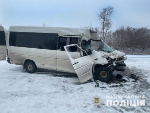 Мікроавтобус врізався у вантажівку на трасі: смертельна ДТП на Запоріжжі (ФОТО)