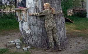 На Запоріжжі окупанти пустили на дрова 600-річного дуба (ФОТО)