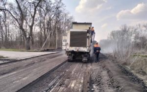 Під Запоріжжям відновлюють розбиту автодорогу (КАРТА, ФОТО)