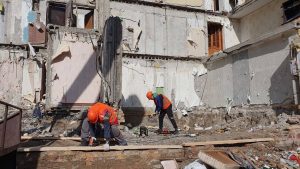 У Запоріжжі стартували роботи з «консервації» пошкоджених елементів будинку, який зазнав руйнувань внаслідок ракетного удару (ФОТО)