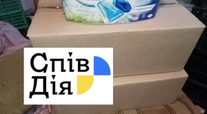 “Ждали эту помощь 9 месяцев”: жительница Запорожья сделала обзор продуктового набора (ВИДЕО)