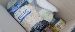 “Я б сказав – натюрморт”: мешканець Запоріжжя показав отриману в березні “гуманітарку” (ВІДЕО)