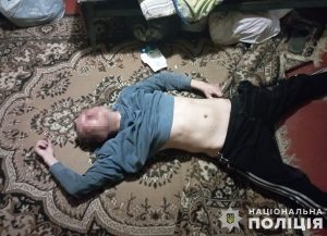 Побиття через ревнощі: поліцейські передали медикам непритомного чоловіка у Запоріжжі (ФОТО)