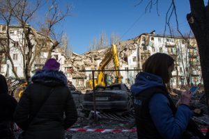“Шукайте житло у родичів”: мешканці зруйнованого будинку завтра прийдуть до Куртєва з вимогами (ВІДЕО)
