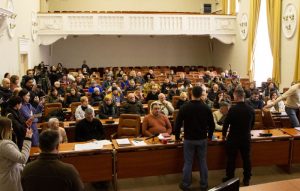“Запоріжжя не прокажене”: як пройшла зустріч влади і мешканців зруйнованого будинку (ФОТО, ВІДЕО)