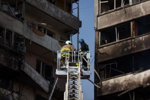 Російська ракета влучила між двома багатоповерхівками у Запоріжжі: як виглядає місце теракту (ФОТОРЕПОРТАЖ)