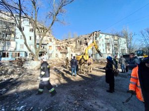 У Запоріжжі ракетним обстрілом зруйновано 5-ти поверхівку: є загиблі (ФОТО, ВІДЕО)