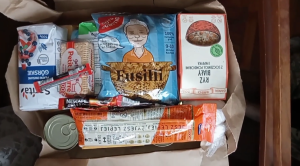 «Гуманітарку дали у церкві»: мешканка Запоріжжя зробила огляд продуктового набору (ВІДЕО)
