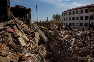 Жителі Оріхова зустріли Великдень у зруйнованому місті (ФОТОРЕПОРТАЖ)