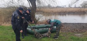 Нерест розпочато: під Запоріжжям затримано бракон’єра на човні з сітками та рибою (ФОТО)