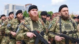 У Мелітополі кадирівці з кувалдами відкрито грабують торговий комплекс (ФОТО)