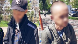 Крали гроші і солодощі: Запоріжжі очевидці злочинів власноруч затримали двох грабіжників (ФОТО)