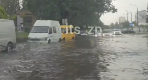 “Авто плавали”: на відео показали наслідки дощу в Запоріжжі
