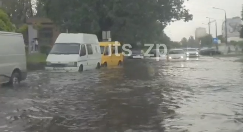 «Авто плавали»: на відео показали наслідки дощу в Запоріжжі