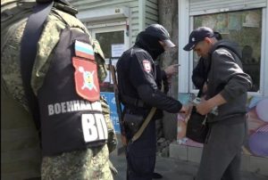 Окупанти у Мелітополі “кошмарять” цивільних перевірками: як виглядають їхні рейди (ФОТО)