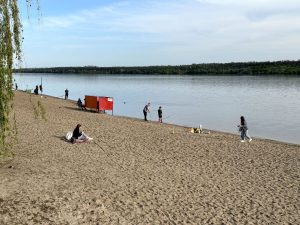 Містяни відкрили купальний сезон на підтопленому пляжі у Запоріжжі: як він виглядає (ФОТО)