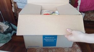“Здесь тринадцать килограмм”: обзор полученного в Запорожье продуктового набора (ВИДЕО)