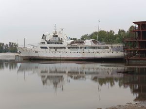 В Запорожье корабль сел на мель (ФОТО)