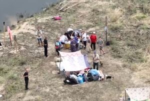 Ударний дрон доставляє допомогу українцям в окупації через Дніпро: вражаюче ВІДЕО