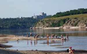 Нова суша стала місцем відпочинку: у Запоріжжі вода майже повністю пішла з популярного урочища (ФОТО)