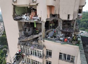 Показано наслідки падіння уламків ракети на 16-поверхівку Києва (ФОТО, ВІДЕО)