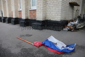 На Запоріжжі в окупованому селі 19-річна дівчина зламала флагшток та розірвала прапор РФ