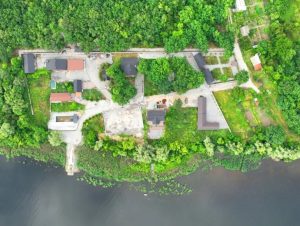 Под Запорожьем выставили на продажу базу отдыха за 203 млн грн: как она выглядит (ФОТО)