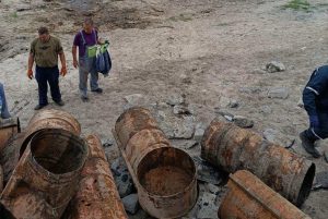 “Було-стало”: у Запоріжжі з берега Дніпра прибрали десятки металевих бочок (ФОТО)