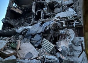 “Три этажа упали нам на лоджию”: как в Запорожье проводят демонтаж в пострадавшем от ракетного удара доме (ФОТО, ВИДЕО)