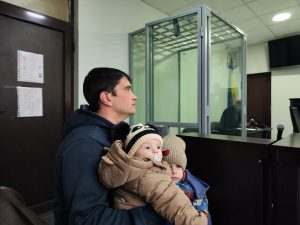 Родина переселенців з Маріуполя, авто яких протаранили запорізькі патрульні, потребує допомоги (ВІДЕО)