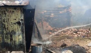 РФ атакувала житлові квартали на Запоріжжі: горів будинок (ФОТО)