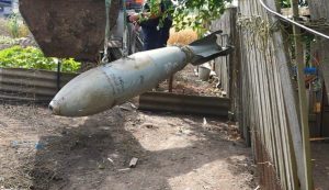 Лежала прямо біля будинку з ділянкою: на Запоріжжі виявили керовану авіабомбу (ФОТО)