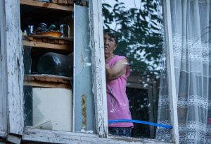 “Встигли вискочити в коридор”: у Запоріжжі під час нічної атаки пошкодили багатоповерхівки (ФОТОРЕПОРТАЖ)