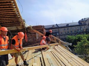 У мерії Запоріжжя розповіли про роботи з відновлення 4-х пошкоджених будинків після обстрілів