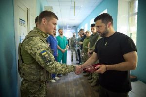 Президент прибув на Запорізький напрямок: зустрічався з медиками і військовими (ВІДЕО)