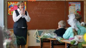 З вчителя до “директора”: у Мелітополі зрадниця зробила “кар’єру”, прославляючи окупантів