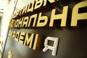 У Запоріжжі через бездіяльність облради не ремонтують дах обстріляної академії: допомагають волонтери (ФОТОРЕПОРТАЖ)