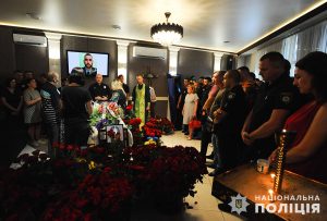 У Запоріжжі провели в останню путь поліцейського, який загинув внаслідок авіаудару (ФОТО)