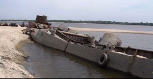 “Було-стало”: під Запоріжжям непомітно “зникла” велика затонула баржа (ФОТО)