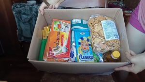 “Это и для местных, и для ВПЛ”: обзор продуктового набора от БФ “Каритас Запорожье” (ВИДЕО)