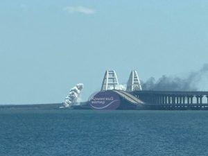 На Кримському мосту зафіксовані вибухи (ФОТО, ВІДЕО)