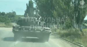 Як поліція доставляє “гуманітарку” до селища на лінії вогню на Запоріжжі (ВІДЕО, КАРТА)
