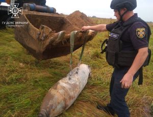Місце огородили: в Оріхові виявили півтонну керовану авіабомбу ФАБ-500 (ФОТО)