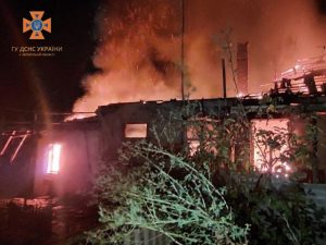 На Запоріжжі через обстріл РФ горів житловий будинок: що відомо (ФОТО)