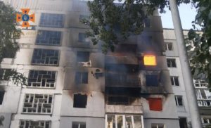 Горіли 5 поверхів: в Оріхові внаслідок обстрілу виникла масштабна пожежа у будинку (ФОТО)