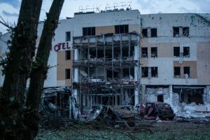 У Запоріжжі ракета «Іскандер-К» вдарила поряд з готелем у центрі міста: є загиблі та поранені (ФОТОРЕПОРТАЖ)